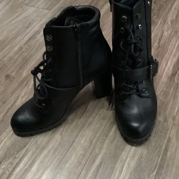 Military boots brand new in box. No tags, never worn. Army Cold Weather Goretex Boots, Never Worn, Brand New  main image 3